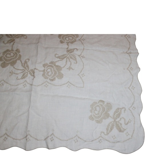 Vintage Linen Tablecloth 46x46 – Embroidered Roses, Scalloped Edge Cottagecore - Picture 3 of 3